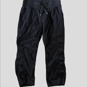 The North Face black capri PANTS- Like New! S